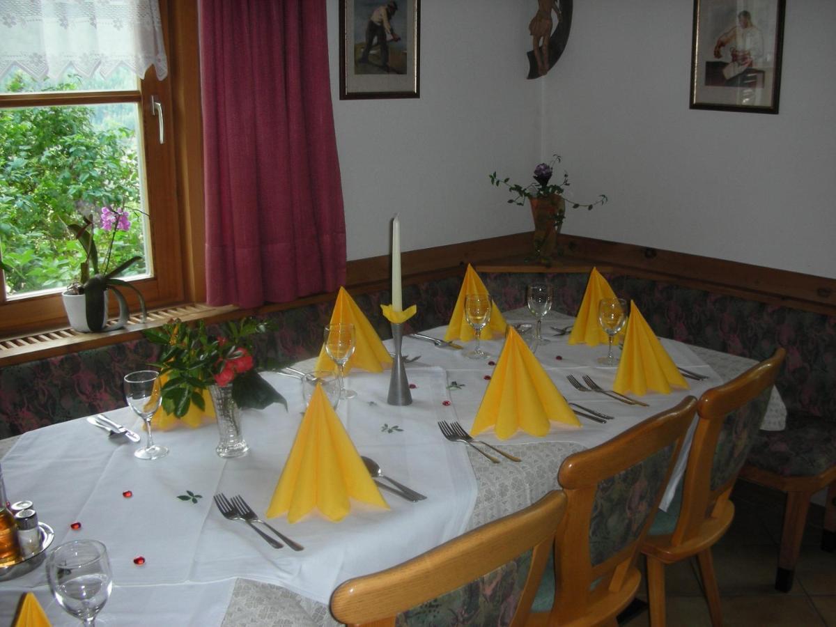 Gasthaus St. Valentin Klausen Exteriör bild
